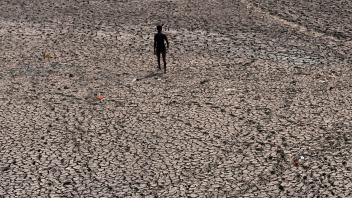 ARCHIV - Ausgetrocknetes Flussbett in Indien. Die globale Erwärmung nimt laut einem Bericht der Weltwetterorganisation weiter zu. Foto: Manish Swarup/AP/dpa