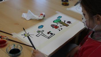 Die Kinder werden im Verlauf des Projektes auch künstlerisch tätig. Das Foto entstand bei der Arbeit mit der Klasse 2a der Mittelkanalschule Papenburg.