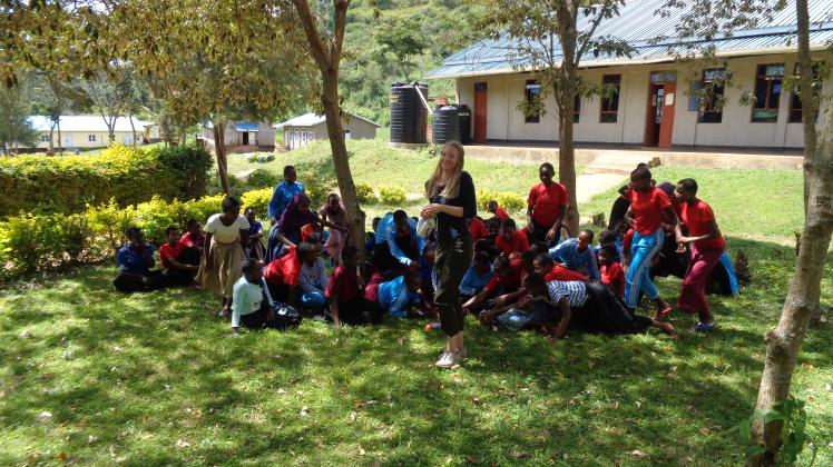 Nele Lemke mit den Gastgeberinnen der Usangi Girls Secondary School in Tansania