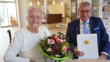 Zur Sophia Burkes „zweiter“ Null gratulierte auch Werner Hartke, Zweiter Bürgermeister der Stadt Lingen.