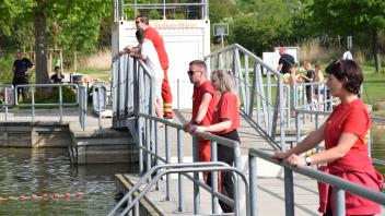 Haben ab sofort den Badebereich am Strandbad im Blick: Die Rettungsschwimmer der DLRG-Ortsgruppe Warin.