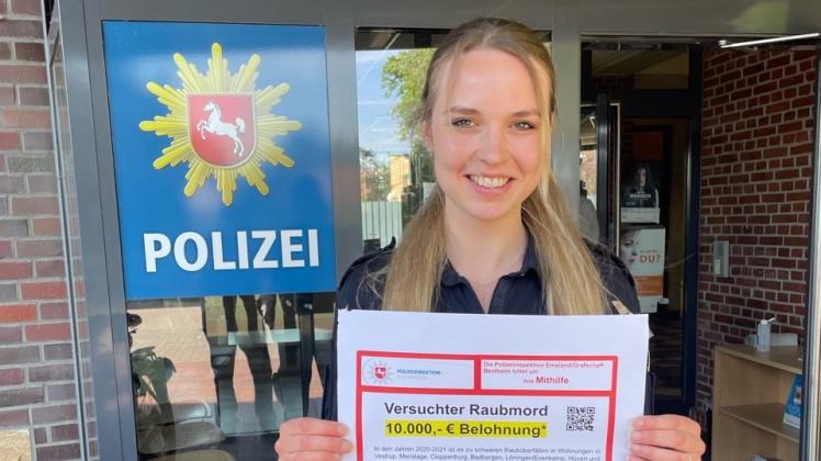 Polizeikommissarin Sarah Hüsers von der Station Hümmling in Sögel zeigt das Fahndungsplakat mit der Aussicht auf 10.000 Euro Belohnung.