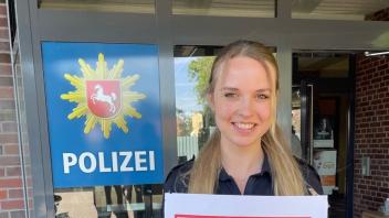 Polizeikommissarin Sarah Hüsers von der Station Hümmling in Sögel zeigt das Fahndungsplakat mit der Aussicht auf 10.000 Euro Belohnung.