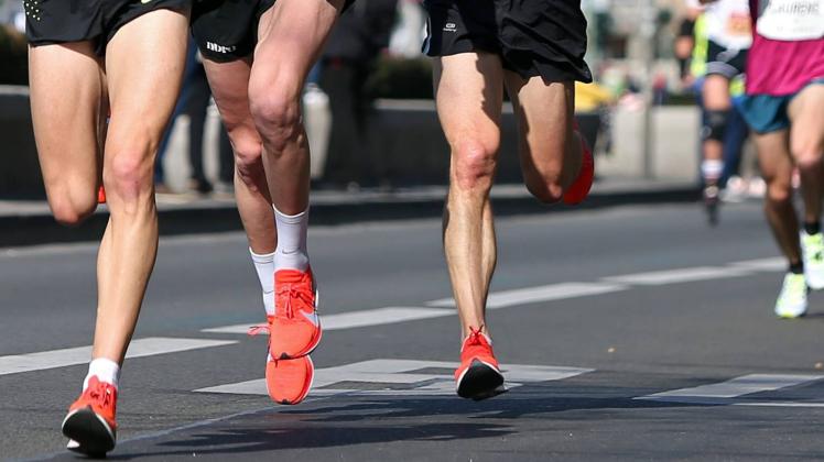 Thijs Nijhuis DEN l Hannes Hähnel GER r beim Generali Berliner Halbmarathon 2019 am 07 04 1