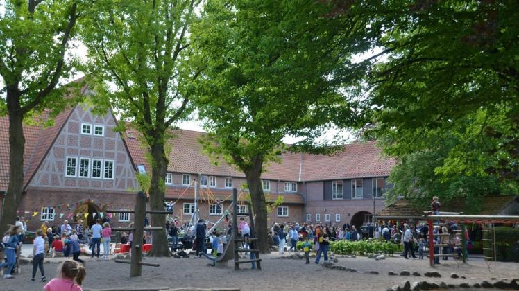Sommerfest unter dem Motto Jahrmarkt mit Bungee-Trampolin und Zauberer – in Hasloh wurde endlich der Abschluss der Umbau- und Sanierungsarbeiten an der Peter-Lunding-Schule gefeiert.