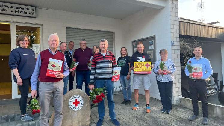 Beachtliche 150 Mal hat Werner Schröer (Siebter von links) im Alt-Lotter DRK-Betreuungszentrum Blut gespendet - beispielhaft wie Vorstand und weitere Geehrte anerkennen.