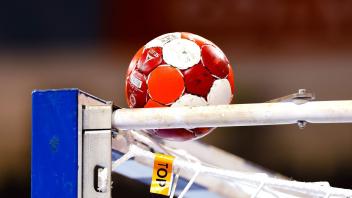 ARCHIV - Ein Handball liegt auf einem Tor. Foto: Frank Molter/dpa/Symbolbild