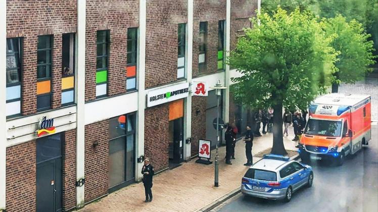 Polizeieinsatz zwischen Zob und Bahnhof: Polizisten befragen nach einem mutmaßlichen Sexualdelikt mögliche Zeugen hinter der Holsten-Galerie.