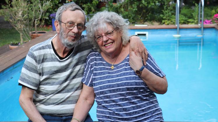 Verliebt wie am ersten Tag: Helga und Reinhard Wiesener vor dem Pool in ihrem Garten. 