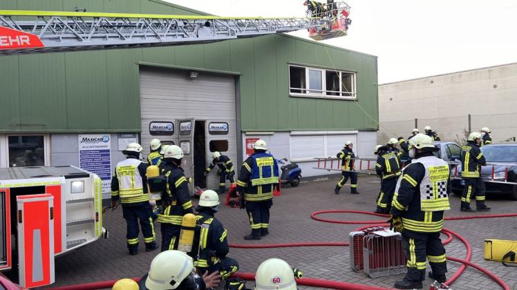 Durch den schnellen Einsatz der Feuerwehrleute wurde am Montagabend verhindert, dass die Flammen eines brennenden Holzunterstandes die Halle einer Autowerkstatt in der Kurt-Fischer-Straße erfassten.