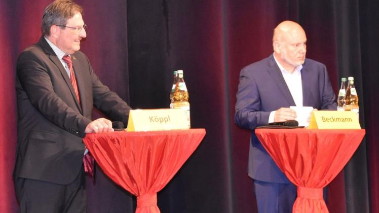 Dieses Bild wird es vor der Stichwahl am 29. Mai nicht mehr geben: die Kandidaten Thomas Köppl (CDU, links) und Thomas Beckmann (FDP) bei einem der Trielle im Artur-Grenz-Saal.