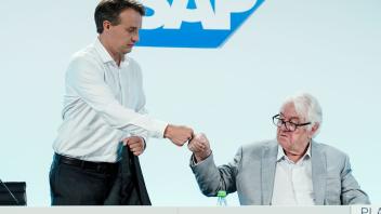 Hasso Plattner (r), Vorsitzender des Aufsichtsrats der SAP SE, und Christian Klein, Vorstandssprecher des Softwarekonzerns SAP, begrüßen sich vor der Hauptversammlung des Softwarekonzerns SAP. Foto: Uwe Anspach/dpa