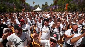 Die Eintracht-Fans feiern vor dem Spiel in der Innenstadt von Sevilla. Foto: Angel Fernandez/AP/dpa