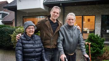 ARCHIV - Ralf Moeller mit seinen Eltern. Foto: Bernd Thissen/dpa