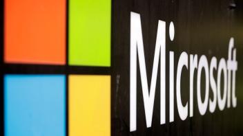 ARCHIV - Das Microsoft-Firmenlogo: Das Unternehmen geht auf europäische Cloud-Anbieter zu. Foto: Rick Rycroft/AP/dpa