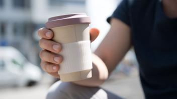 ILLUSTRATION - Kaffeebecher aus Bambus können ein Problem sein: Werden Flüssigkeiten heißer als 70 Grad eingefüllt, können Schadstoffe aus dem Bechermaterial in den Kaffee übergehen. Foto: Andrea Warnecke/dpa-tmn