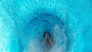 ARCHIV - Wenn man mit aufgeheizter Haut ins kühle Wasser springt, ist das eine Belastung für den Kreislauf. Deshalb sollte man auch nicht mit vollem Magen schwimmen gehen. Foto: Maja Hitij/dpa/dpa-tmn