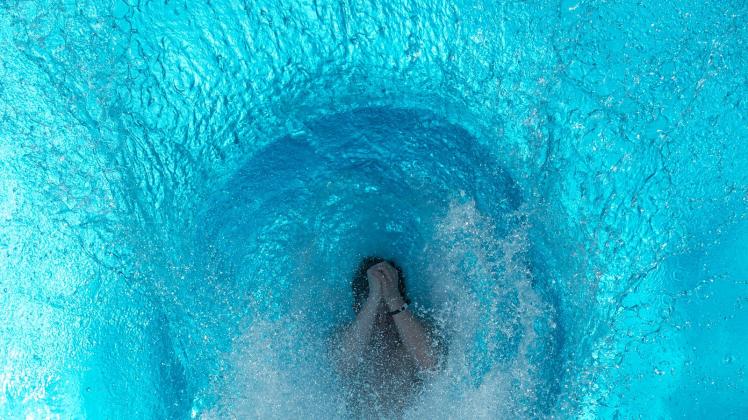 ARCHIV - Wenn man mit aufgeheizter Haut ins kühle Wasser springt, ist das eine Belastung für den Kreislauf. Deshalb sollte man auch nicht mit vollem Magen schwimmen gehen. Foto: Maja Hitij/dpa/dpa-tmn