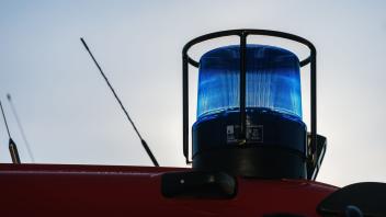ARCHIV - Ein Blaulicht auf dem Dach eines Einsatzfahrzeugs der Feuerwehr. Foto: Philipp von Ditfurth/dpa/Symbolbild