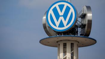 ARCHIV - Das Logo des Automobilherstellers Volkswagen ist am VW-Tower in Hannover zu sehen. Foto: Moritz Frankenberg/dpa/Symbolbild