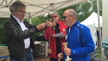 Der freundschaftliche Besuch ist das Entscheidende, wenn Güstrower und Burer beim Zwölf-Stunden-Lauf starten. Günther Wolff, Vorsitzender des LSV, nimmt aber auch gern einen Pokal entgegen.  