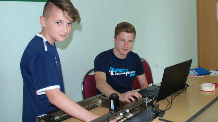 Arne (l.) und Julian zeigen, wie man per Software auf dem neuen Laptop das ebenfalls neue Lasergerät bedient. 