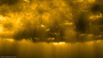 HANDOUT - Der Südpol der Sonne, aufgenomen von der Raumsonde Solar Orbiter am 30. März 2022. Foto: ESA & NASA/Solar Orbiter/EUI Team/dpa - ACHTUNG: Nur zur redaktionellen Verwendung und nur mit vollständiger Nennung des vorstehenden Credits