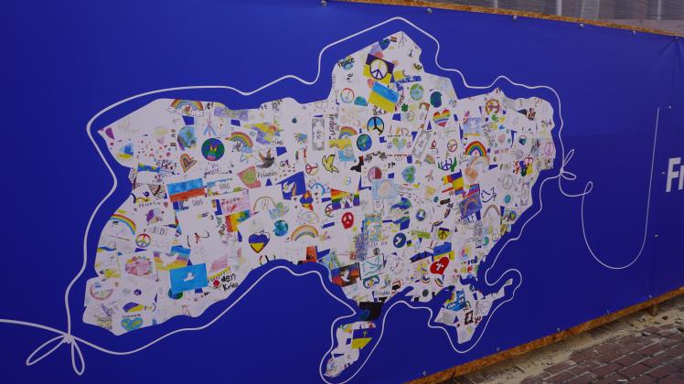 Aus vielen einzelnen Bildern, die auf den Frieden in der Welt hinweisen, ist dieses Motiv entstanden. Die Umrisse zeigen die Grenzen der Ukraine. Dieses Plakat und mehrere weitere sind an der Hasestraße in Haselünne zu besichtigen.