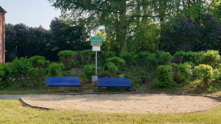 Hier, am Walter-Griesbach-Platz in Güstrow, sollte eigentlich ein Spielplatz sein. Was ist geschehen?