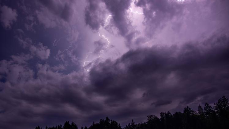 Unwetter in Bayern Blitze eines Gewitters sind am späten Abend am Himmel zu sehen., Geretsried Deutschland *** Thunders