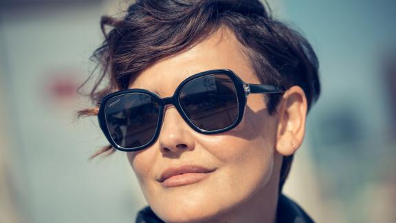 HANDOUT - Die trendige Alternative: Übergroße Sonnenbrille im klassichen Look. Hier ein Beispiel von Serengeti Eyewear (ab 395 Euro). Foto: Serengeti Eyewear/dpa-tmn - ACHTUNG: Nur zur redaktionellen Verwendung im Zusammenhang mit dem genannten Text und nur bei vollständiger Nennung des vorstehenden Credits HANDOUT - Die trendige Alternative: Übergroße Sonnenbrille im klassichen Look. Hier ein Beispiel von Serengeti Eyewear (ab 395 Euro). Foto: Serengeti Eyewear/dpa-tmn - ACHTUNG: Nur zur redaktionellen Verwendung im Zusammenhang mit dem genannten Text und nur bei vollständiger Nennung des vorstehenden Credits