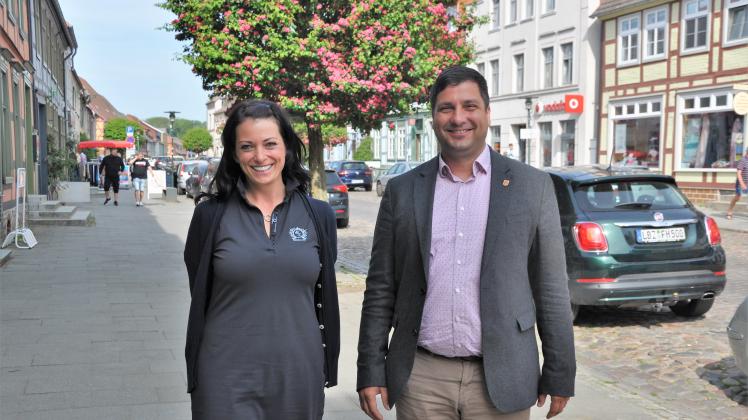 City-Managerin Corinna Thieme und Bürgermeister Sven Hoffmeister wollen Plau aufblühen lassen.