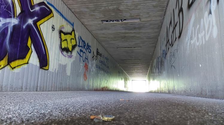 Ist in der Regel voller Scherben und Müll. Der Tunnel unter der Umgehungsstraße in Neumühle. 