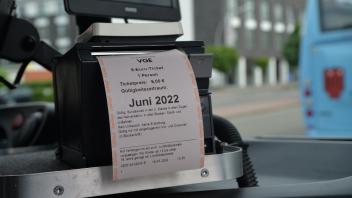 9-Euro_Ticket in einem Fahrscheindrucker der Verkehrsgemeinschaft Emsland-Süd