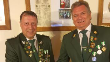 Vorsitzender Rainer Horstmann beglückwünscht den neuen Schützenkönig im Schützenverein Leeden-Loose, Christian Brönstrup.