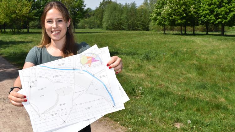 Die grüne Oase am Rande der Großwohnsiedlung in Lichtenhagen soll zu einem Park umgestaltet werden. RGS-Quartiermanagerin Lisa Radl hofft auf eine erfolgreiche Bürgerbeteiligung. 