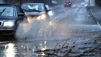 ARCHIV - Sturm und Starkregen: Bei so extremen Wetterlagen fährt man möglichst gar nicht erst los. Foto: Caroline Seidel/dpa/dpa-tmn