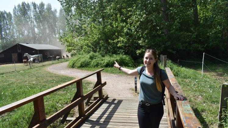 Über eine kleine Brücke geht es vom ASB-Kinderbauernhof kommend in den Park in Lichtenhagen. Stadtteilmanagerin Lisa Radl will das 14 Hektar große Areal deutlich aufwerten. 