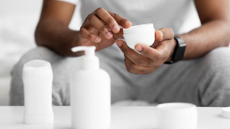 Die Auswahl an Pflegeprodukten in den Drogeriemärkten kann dazu verleiten, ständig neue Produkte auszuprobieren. Doch überpflegen sollte man seine Haut nicht.