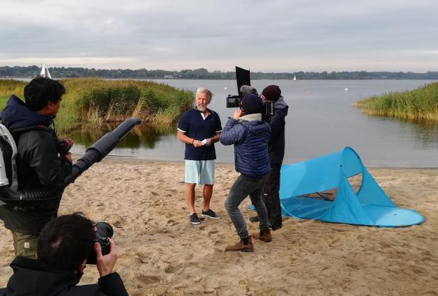 Sie will nicht so, wie er es möchte: Thomas hat im aktuellen Werbevideo der VR Bank Schleswig-Mittelholstein Probleme mit dem Zusammenlegen seiner Wurf-Strandmuschel. Sie will nicht so, wie er es möchte: Thomas hat im aktuellen Werbevideo der VR Bank Schleswig-Mittelholstein Probleme mit dem Zusammenlegen seiner Wurf-Strandmuschel.