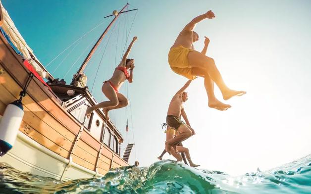 Beim Reiseland kann man klassische Kreuzfahrten buchen, aber auch Segel-Urlaube für die Extra-Portion Abenteuer. Beim Reiseland kann man klassische Kreuzfahrten buchen, aber auch Segel-Urlaube für die Extra-Portion Abenteuer.