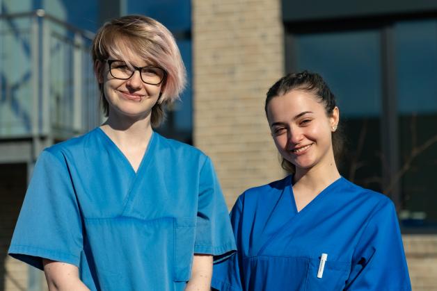 Vivien und Doreen fühlen sich in ihrem Ausbildungs-Alltag an der imland Klinik gut durch die Praxislehrer unterstützt.