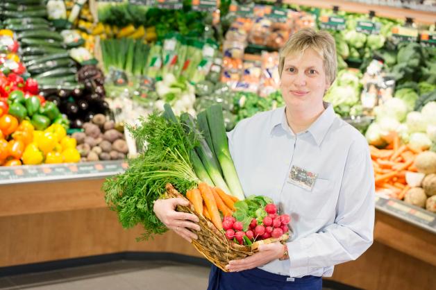 Anke Maas, seit 2007 von Anfang an dabei, hilft bei Fragen zur Obst- und Gemüseabteilung von Edeka Huchthausen.