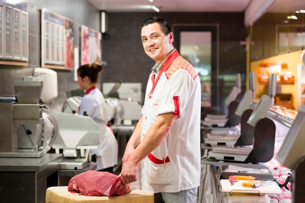 Thomas Subic ist Schlachter und Abteilungsleiter bei Edeka Huchthausen. Er bedient die Kunden an der Fleisch- und Wursttheke. Thomas Subic ist Schlachter und Abteilungsleiter bei Edeka Huchthausen. Er bedient die Kunden an der Fleisch- und Wursttheke.