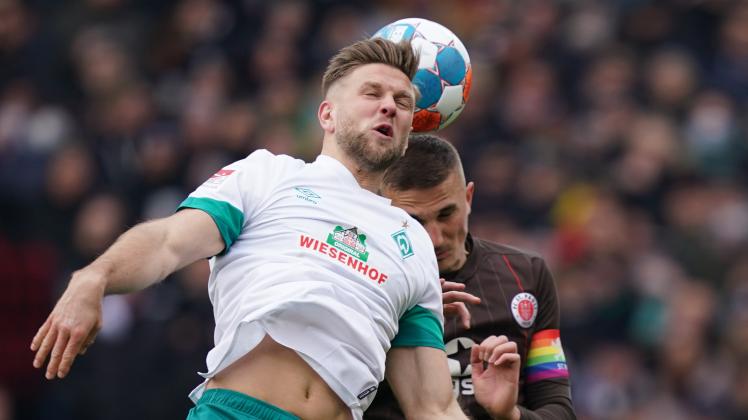 Bremens Niclas Füllkrug (l) und St. Paulis Philipp Ziereis kämpfen um den Ball.