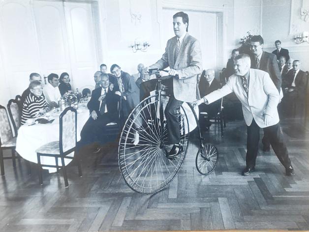 Peter „Rad“ Petersen, Inhaber des Geschäfts Fahrrad Petersen, bei der Feier zum 75. Jubiläum im Logenhaus auf einem echten Kult-Fahrrad.