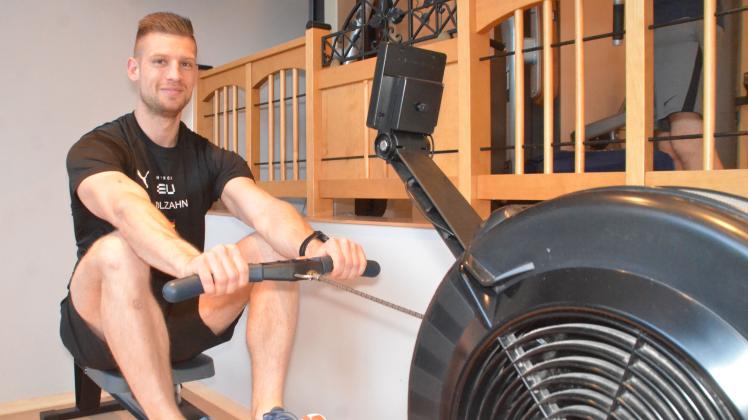 Übungen am Rudergerät: Dominic Molzahn (29) aus Huje ist  Vize-Europameister im „Hyrox“, einer neuen Fitness-Sportart, geworden.  