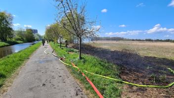 500 Quadratmeter Gras- und Buschland haben in Pinneberg gebrannt.