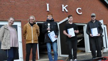 IKC-Jugendwartin Pia Ehlers und ihre Stellvertreterin Fatima Behncke (v.l.) gratulieren den Jugendlichen Sebastian Brücker, Felix Peters und Benjamin Peters.