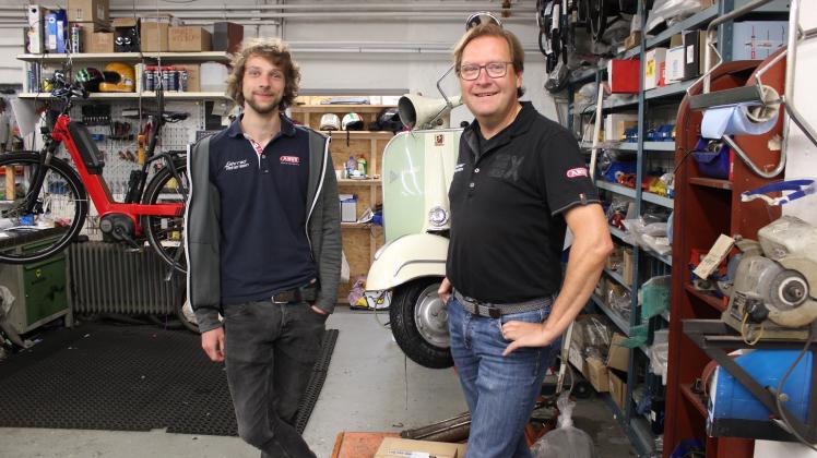 Das Interesse für Zweiräder liegt ihnen im Blut – Peter „Rad“ Petersen, Inhaber von Fahrrad Petersen, und sein Sohn Peter Junior in der Werkstatt des Fachgeschäfts.